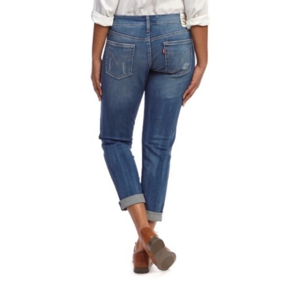 EUC Levi’s distressed boyfriend jeans